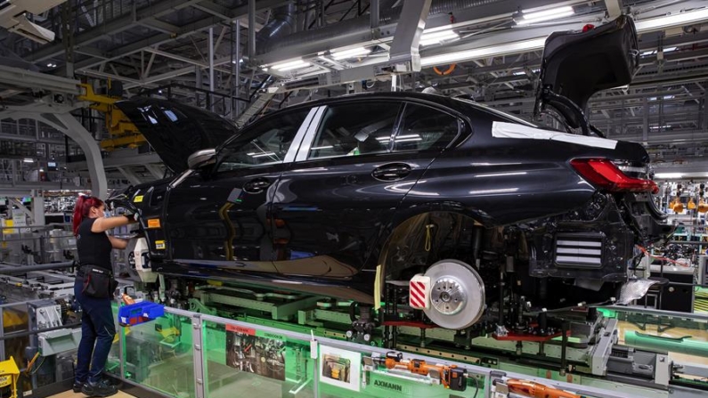 Fotografía de archivo fechada el 5 de septiembre de 2021, de una línea de producción de BMW, en su planta de armado de San Luis Potosí (México). EFE/ Carlos Ramírez