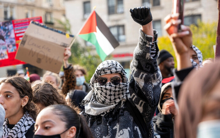 Estudiantes participan en una protesta en apoyo a Palestina y por la libertad de expresión frente al campus de la Universidad de Columbia, en Nueva York, el 15 de noviembre de 2023. (Spencer Platt/Getty Images)
