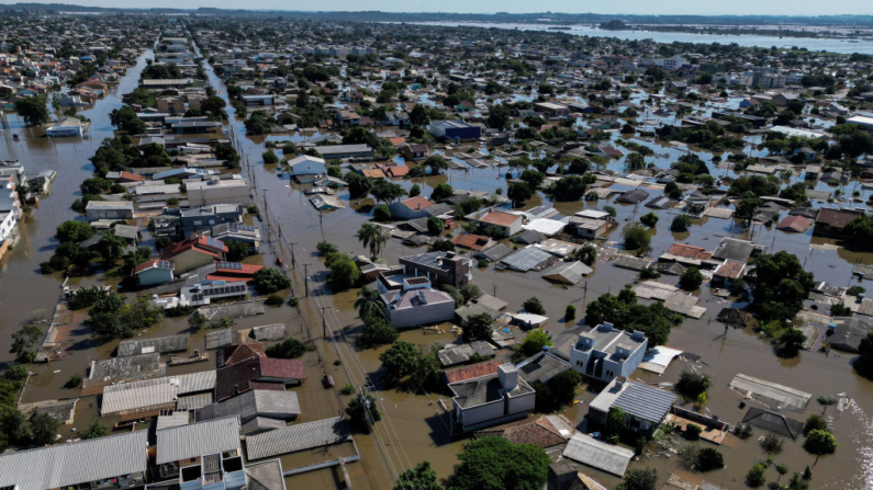 Vista aérea de una zona inundada de Canoas, un municipio al norte de Porto Alegre, Brasil, tomada el 7 de mayo de 2024, después de que las lluvias torrenciales devastaran partes del estado sureño de Rio Grande do Sul. (Nelson Almeida/AFP vía Getty Images)