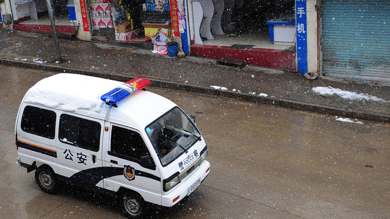 Un vehículo policial patrulla la normalmente concurrida calle principal de Deqin el 21 de marzo de 2008, en la prefectura autónoma tibetana de Diqing, en la provincia suroccidental china de Yunnan. (Frederic J. Brown/AFP vía Getty Images)