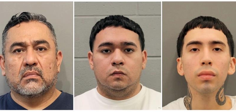 Composición de tres fotografías cedidas por el Departamento de Policía de Houston donde aparecen (de izq. a der.) los tres sospechosos, Hernán Torres, de 50 años, y sus hijos Hernán Torres Jr., de 25 años, y Hernando Torres, de 19 años, acusados del homicidio de Pacheco Rojas, de 34 años, ocurrido el pasado 01 de abril de 2024, en Houston (EE.UU.). EFE/Policía de Houston