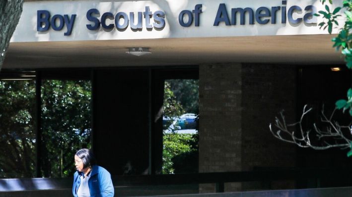 Una mujer sale del edificio de la sede nacional de Boy Scouts of America en Irving, Texas, el 1 de noviembre de 2019. (Foto AP/LM Otero, archivo)