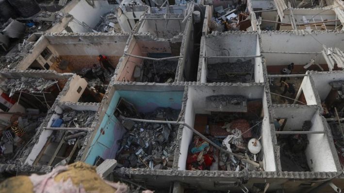 Edificios destruidos tras un ataque israelí contra un edificio residencial en Rafah, Franja de Gaza, el 7 de mayo de 2024. (Ismael Abu Dayyah/Foto AP)