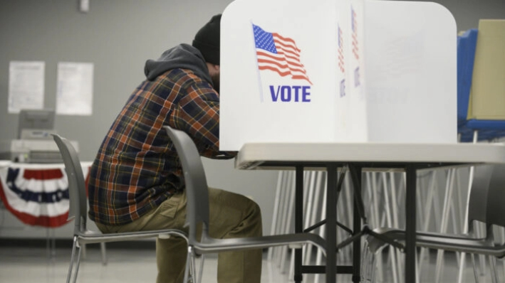 Un votante rellena un formulario de registro en el Centro de Votación Temprana de Minneapolis el 17 de enero de 2020 en Minneapolis, Minnesota. (Stephen Maturen/Getty Images)