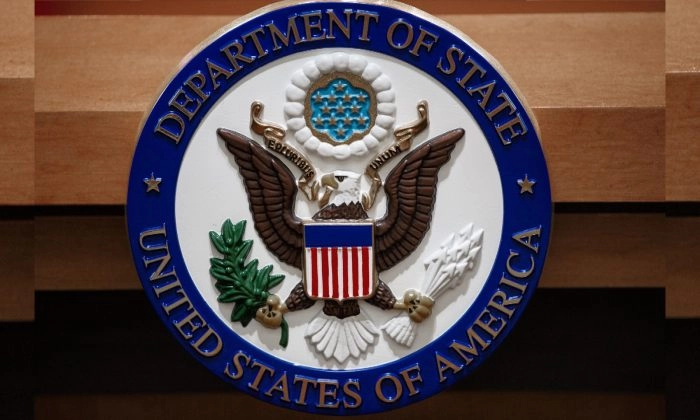 El sello del Departamento de Estado de EE.UU. se ve en la zona del podio-atril en la sala de reuniones del Departamento de Estado en Washington en 2013. (Paul J. Richards/AFP/Getty Images)
