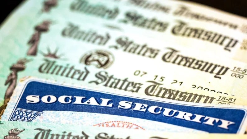 Una tarjeta de la Seguridad Social junto a cheques del Tesoro de EE.UU. en Washington el 14 de octubre de 2021. (Kevin Dietsch/Getty Images)
