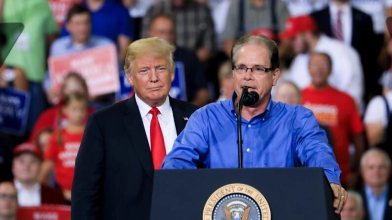 El entonces aspirante al Senado, Mike Braun, habla en el mitin Make America Great Again del presidente Donald Trump en Evansville, Indiana, el 30 de agosto de 2018. (Charlotte Cuthbertson/The Epoch Times)
