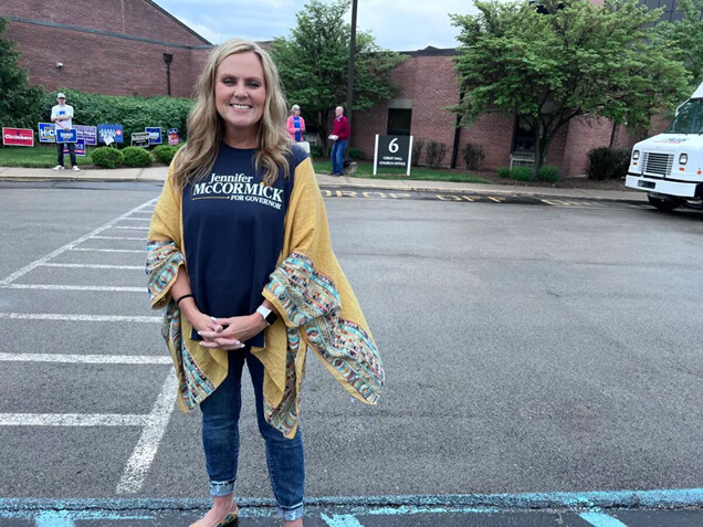 La candidata demócrata a la gobernación, Jennifer McCormick, visita el colegio electoral de la Iglesia Metodista Unida de San Lucas, en Indianápolis, Indiana, el 7 de mayo de 2024. (Lawrence Wilson/The Epoch Times)