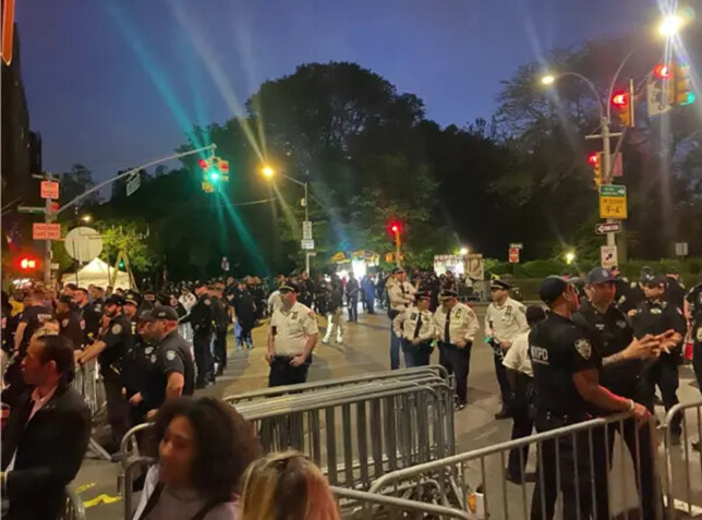 La policía bloquea los accesos a la Gala del Met en Nueva York, el 6 de mayo de 2024. (Enrico Trigoso/The Epoch Times)