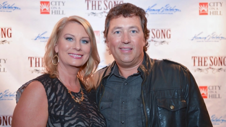 Lisa y Al Robertson llegan al estreno de la película "The Song" en el Franklin Theatre de Franklin, Tennessee, el 19 de septiembre de 2014. (Jason Davis/Getty Images para City On A Hill)