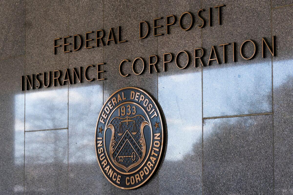 El sello de la Corporación Federal de Seguro de Depósitos (FDIC) en el exterior de su sede en Washington el 14 de marzo de 2023. (Manuel Balce Ceneta/Foto AP)