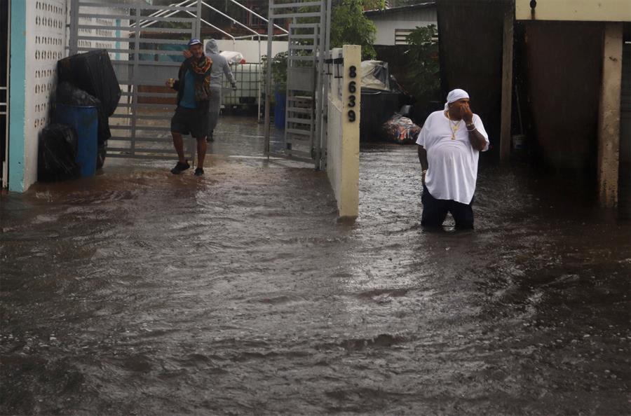 Decenas de personas refugiadas y vías clausuradas por fuertes lluvias en Puerto Rico