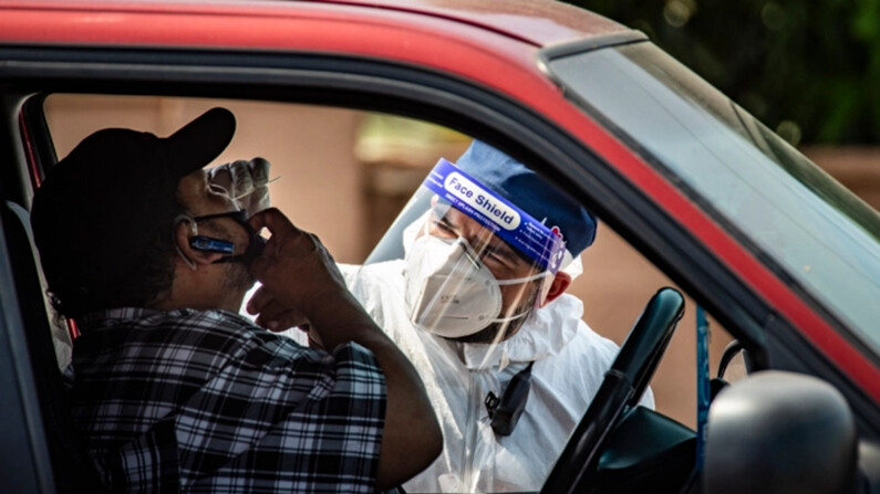 Pruebas de coronavirus en Santa Ana, California, el 25 de agosto de 2021. (John Fredricks/The Epoch Times)