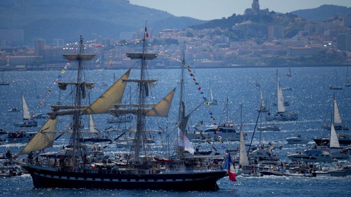 Barco con la antorcha olímpica llega a Marsella entre altas medidas de seguridad