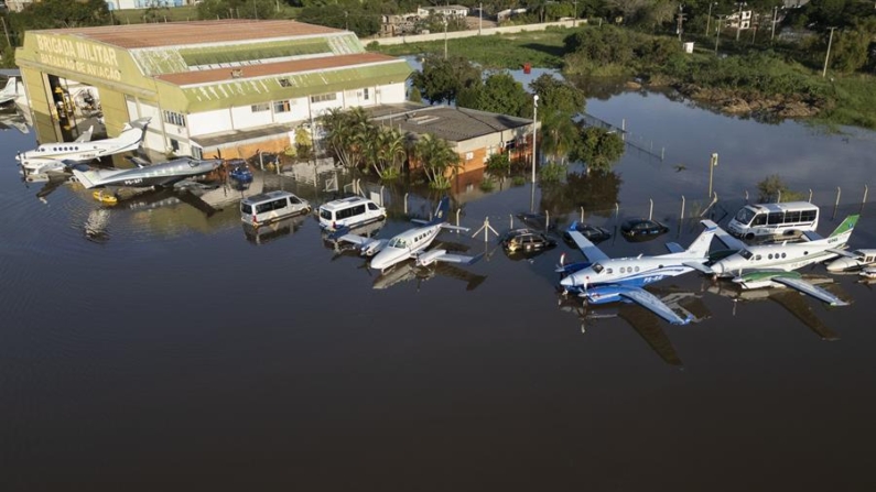 Fotografía aérea donde se observan unos aviones en una pista inundada este lunes 7 de mayo de 2024, en el Aeropuerto Internacional Salgado Filho de Porto Alegre (Brasil). EFE/ Isaac Fontana