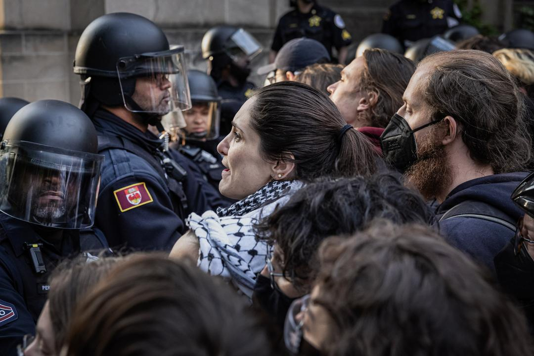 La policía universitaria se enfrenta a manifestantes en el campus de la Universidad de Chicago cuando se disponen a disolver un campamento propalestino en Chicago el 7 de mayo de 2024. (Scott Olson/Getty Images)