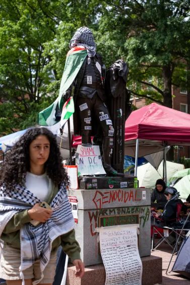 Campamento de estudiantes protestando en la Universidad George Washington de Washington el 3 de mayo de 2024. (Madalina Vasiliu/The Epoch Times)