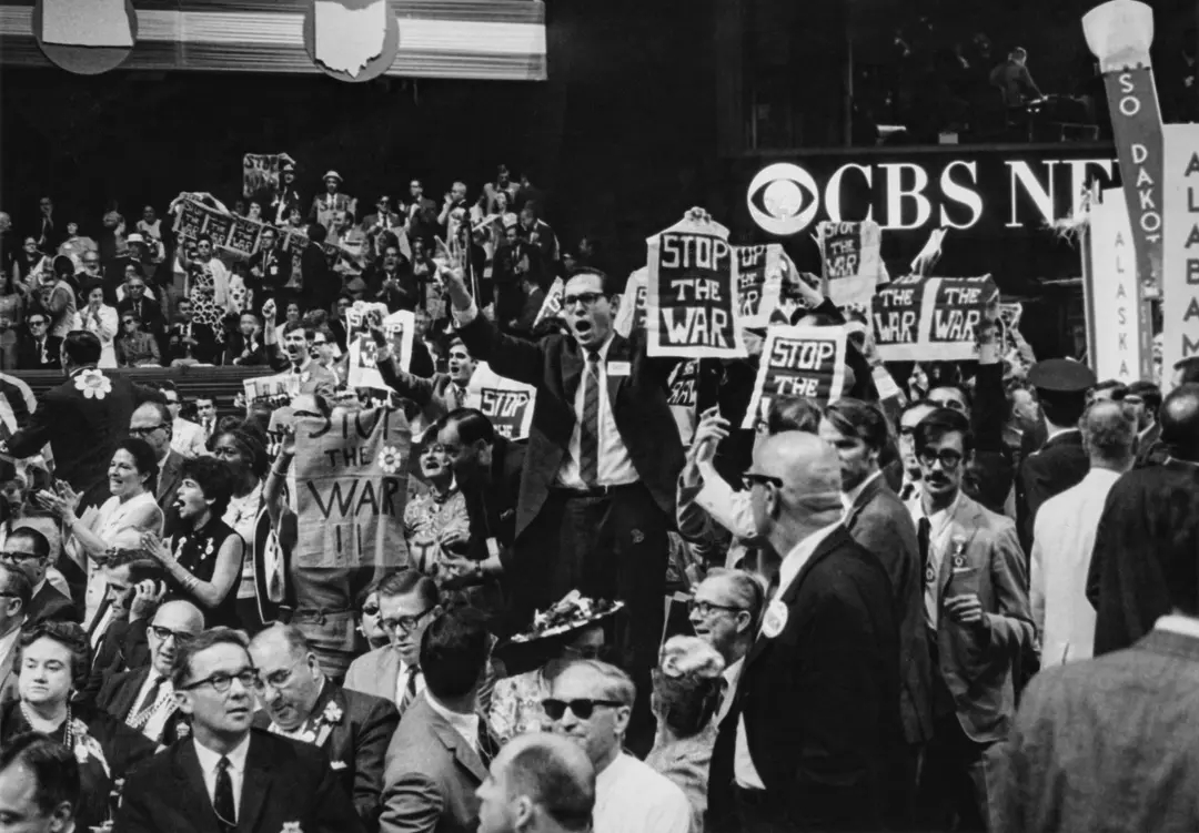 Delegados de Nueva York sostienen pancartas de "Stop the War" en protesta por la continua implicación de Estados Unidos en la guerra de Vietnam, durante el tercer día de la Convención Nacional Demócrata de 1968, celebrada en Chicago el 28 de agosto de 1968. (Pictorial Parade/Archive Photos/Getty Images)