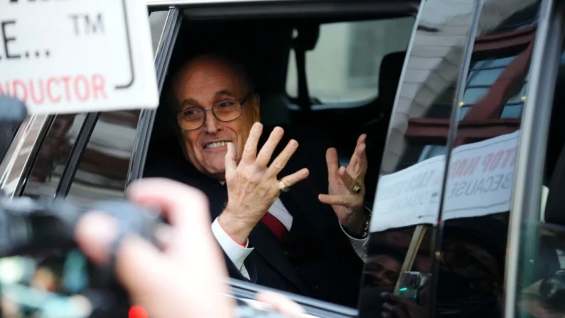 Rudy Giuliani, exabogado del expresidente Donald J. Trump, abandona el Tribunal de Distrito de EE.UU. E. Barrett Prettyman tras la deliberación del jurado en Washington el 15 de diciembre de 2023. (Madalina Vasiliu/The Epoch Times)
