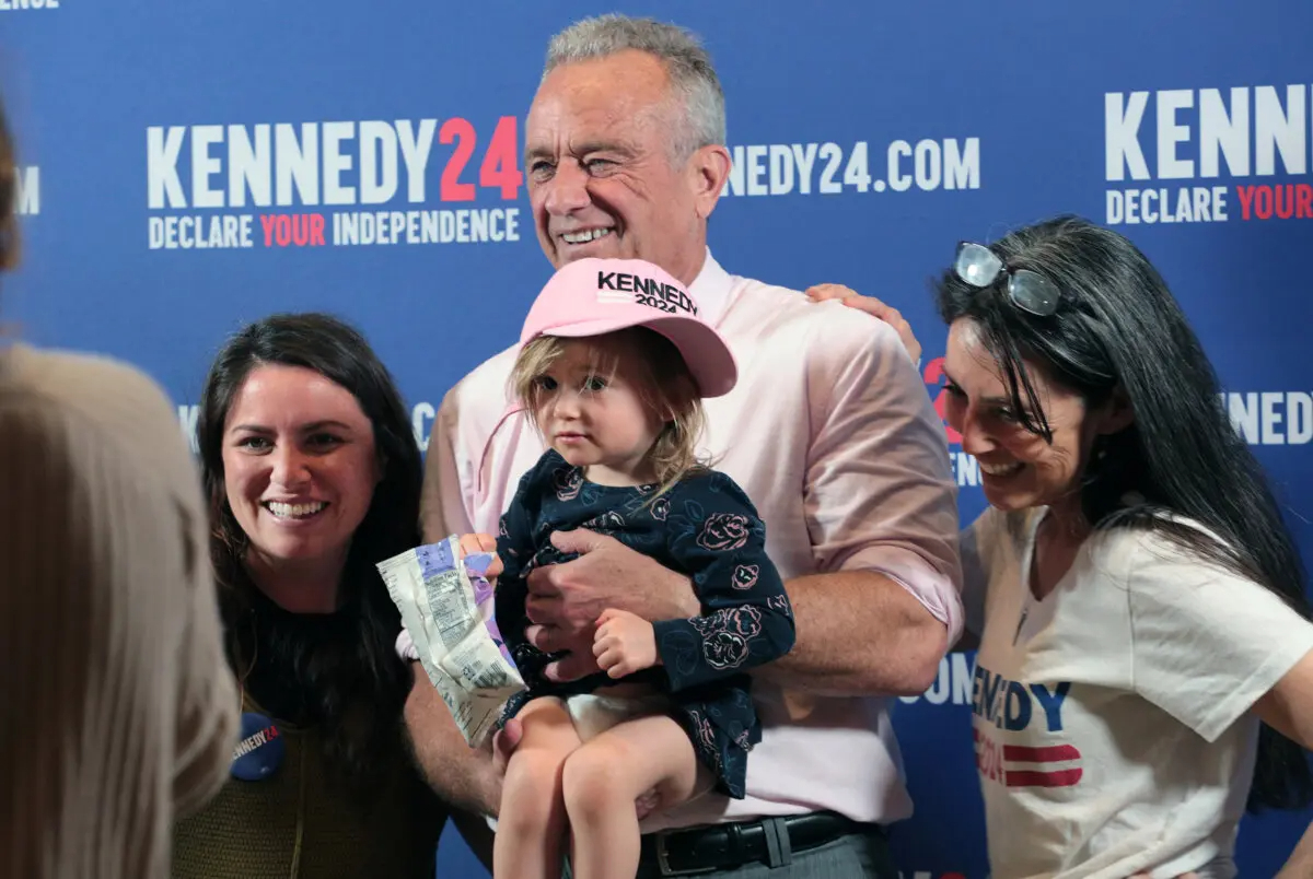 Robert F. Kennedy Jr. posa para un selfie con simpatizantes tras un mitin electoral en Holbrook, Nueva York, el 28 de abril de 2024. (Richard Moore/The Epoch Times)