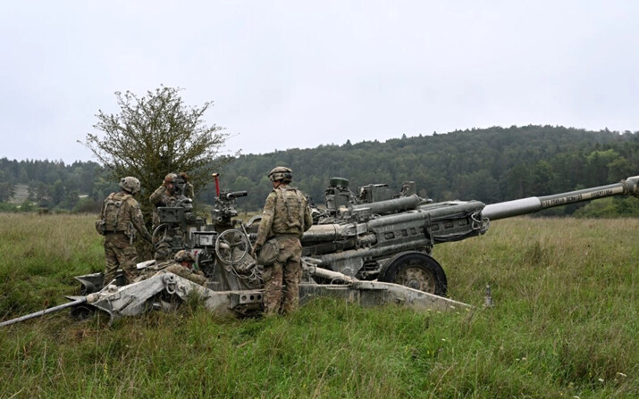 Soldados estadounidenses de una unidad de artillería instalan un cañón durante el ejercicio de la OTAN "Saber Junction 23" en la zona de entrenamiento de Hohenfels, al sur de Alemania, el 14 de septiembre de 2023. (Christof Stache/AFP vía Getty Images)
