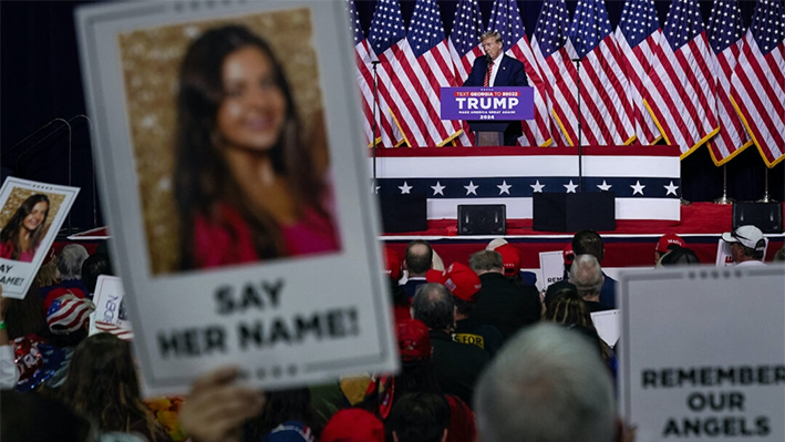 El expresidente y aspirante a la presidencia en 2024 Donald Trump habla mientras sus partidarios sostienen imágenes de Laken Riley durante un acto de campaña en Roma, Georgia, el 9 de marzo de 2024. (Elijah Nouvelage/AFP vía Getty Images)
