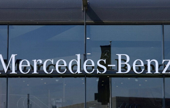 El logotipo de Mercedes-Benz en el exterior de un concesionario de automóviles Mercedes-Benz en Bruselas, el 1 de junio de 2023. (Yves Herman/Reuters)