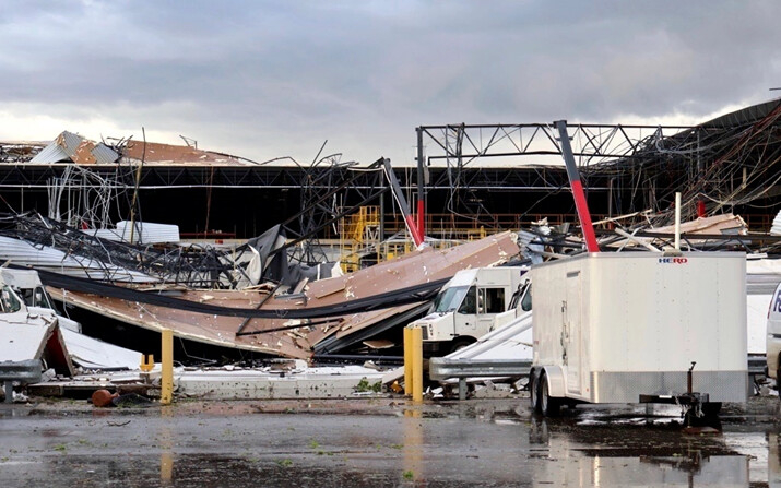 Escombros de una instalación de FedEx después de un tornado en Portage, Michigan, el 7 de mayo de 2024. (Brad Devereaux/Kalamazoo Gazette vía AP)