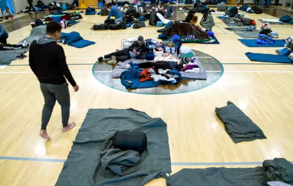 Inmigrantes ilegales descansan en un refugio improvisado en Denver, Col., el 6 de enero de 2023. (Thomas Peipert/Foto AP)