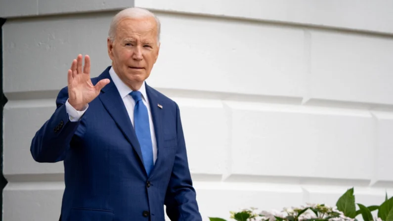 El presidente Joe Biden saluda mientras se dirige al Marine One en el Jardín Sur de la Casa Blanca, el 8 de mayo de 2024. (Andrew Harnik/Getty Images)