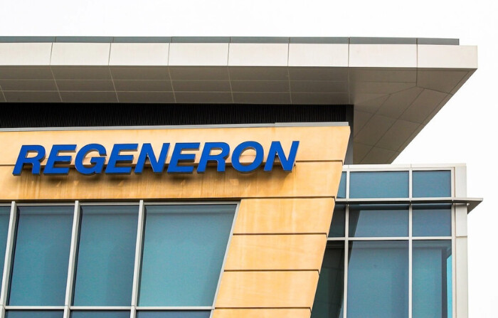 El logotipo de la empresa Regeneron Pharmaceuticals en un edificio del campus de la empresa en Westchester, en Tarrytown, estado de Nueva York, el 17 de septiembre de 2020. (Brendan McDermid/Reuters)