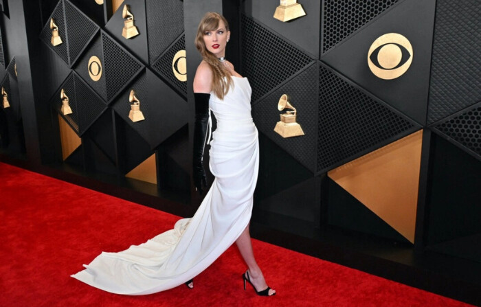 La cantante y compositora estadounidense Taylor Swift llega a la 66ª edición de los Premios Grammy en el Crypto.com Arena de Los Ángeles, California, el 4 de febrero de 2024. (Robyn Beck/AFP/Getty Images)