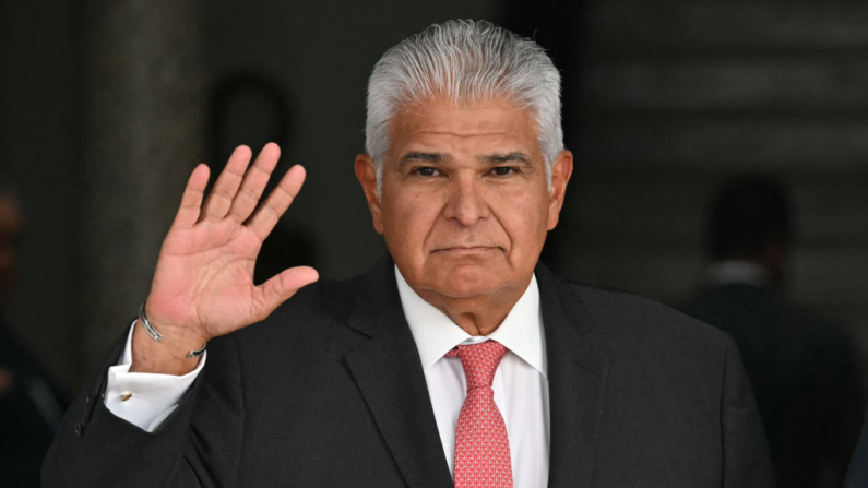 El presidente electo de Panamá, José Raúl Mulino, saluda a los medios antes de su reunión oficial con el presidente Laurentino Cortizo en el Palacio Presidencial en Ciudad de Panamá (Panamá) el 7 de mayo de 2024. (Martin Bernetti/AFP vía Getty Images)