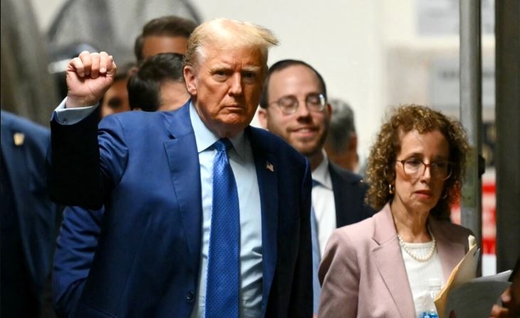 El expresidente Donald Trump y la abogada Susan Necheles regresan de un descanso durante su juicio por presunto encubrimiento de pagos por silencio en la Corte Penal de Manhattan en Nueva York el 9 de mayo de 2024. (Angela Weiss-Pool/Getty Images)