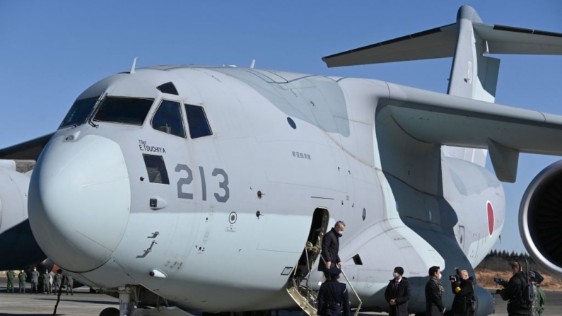 El secretario general de la OTAN, Jens Stoltenberg, sale de un avión de transporte militar C-2 durante una inspección en la base aérea japonesa de la Fuerza de Autodefensa Aérea de Iruma en Sayama, prefectura de Saitama, el 31 de enero de 2023. (Kazuhiro Nogi/AFP vía Getty Images)
