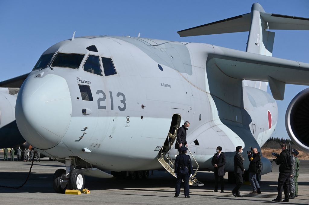 Avión militar de transporte nipón aterriza de emergencia tras abrirse una ventana en vuelo