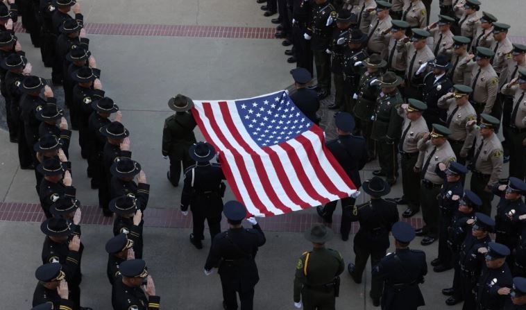 Oficiales de la ley presentan la bandera de EE. UU. en la 46ª Ceremonia Anual de Conmemoración de los Oficiales de Paz de California en honor a los oficiales caídos en Sacramento el 6 de mayo de 2024. (Oficina del gobernador Gavin Newsom)