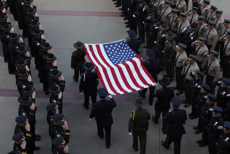 Newsom rinde homenaje a oficiales de paz caídos de California en ceremonia conmemorativa