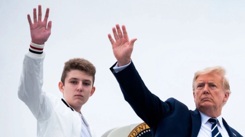 El presidente Donald Trump (R) y su hijo Barron saludan mientras abordan el Air Force One en el Aeropuerto Municipal de Morristown en Morristown, Nueva Jersey, el 16 de agosto de 2020. (Jim Watson/AFP vía Getty Images)