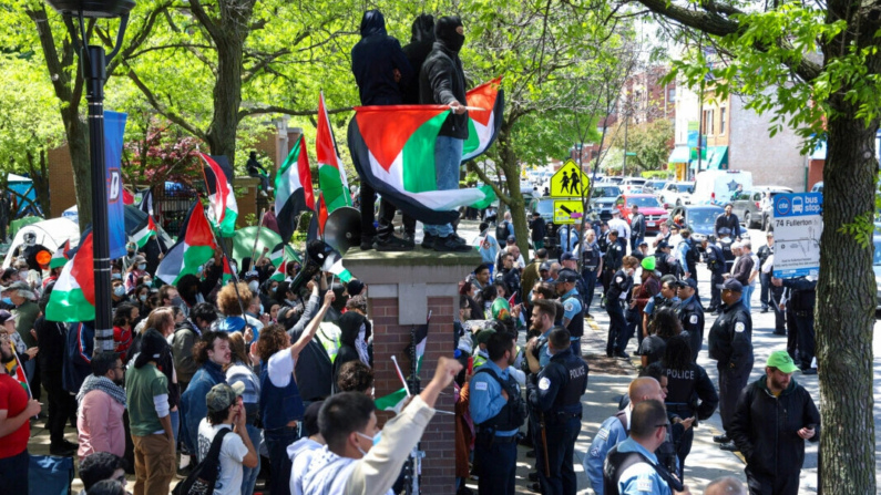 Manifestantes propalestinos se reúnen en el campus de Lincoln Park de la Universidad de DePaul en Chicago, Illinois, el 5 de mayo de 2024. (Alex Wroblewsk /AFP)
