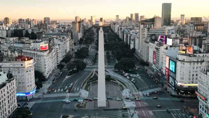 Fotografía que muestra la avenida 9 de julio y el obelisco este jueves 9 de mayo de 2024 en Buenos Aires (Argentina). EFE/Juan Ignacio Roncoroni