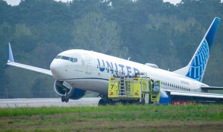 Un avión de United Airlines permanece en una zona de hierba tras abandonar la pista de rodaje del Aeropuerto Intercontinental George Bush de Houston el 8 de marzo de 2024. (Jason Fochtman/Houston Chronicle vía AP)
