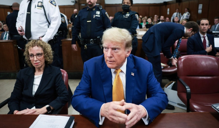 El expresidente Donald Trump y la abogada Susan Necheles asisten a su juicio por supuestamente encubrir pagos de silencio en la Corte Penal de Manhattan el 7 de mayo de 2024 en la ciudad de Nueva York. (Win McNamee/Getty Images)
