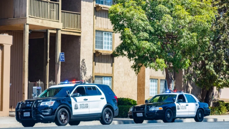 Agentes de policía de Santa Ana detienen a un conductor en Santa Ana, California, el 20 de septiembre de 2021. (John Fredricks/The Epoch Times)
