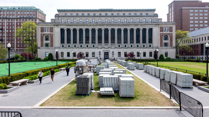 Equipamiento para los ejercicios de graduación, ahora cancelados, en el campus principal de la Universidad de Columbia en Nueva York, el 6 de mayo de 2024. (Spencer Platt/Getty Images)