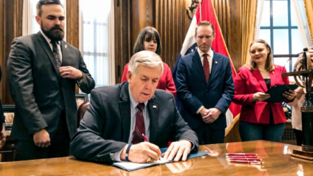 Gobernador de Missouri firma ley que desfinancia a Planned Parenthood y otros proveedores de abortos