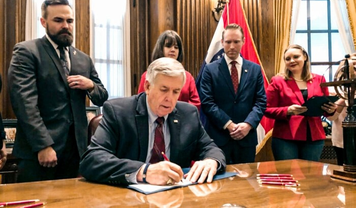 El gobernador de Missouri, Mike Parson, firma un proyecto de ley que prohíbe la mayoría de los abortos en Jefferson City, Missouri, el 24 de mayo de 2019. (Summer Balentine/Foto AP)
