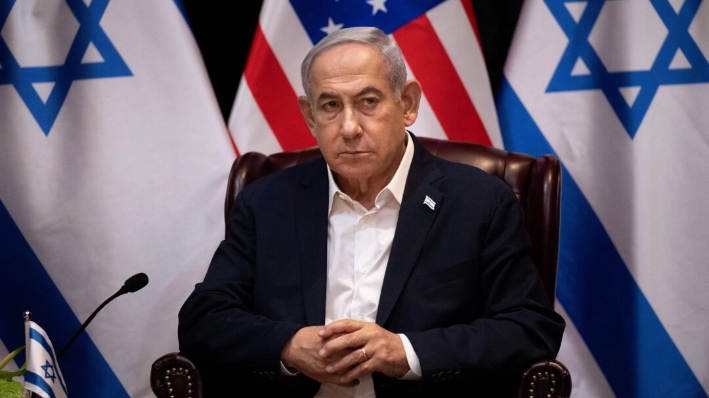 El primer ministro de Israel, Benjamin Netanyahu, espera el inicio de la reunión del gabinete de guerra israelí, en Tel Aviv, Israel, el 18 de octubre de 2023.(Brendan Smialowski/AFP via Getty Images)
