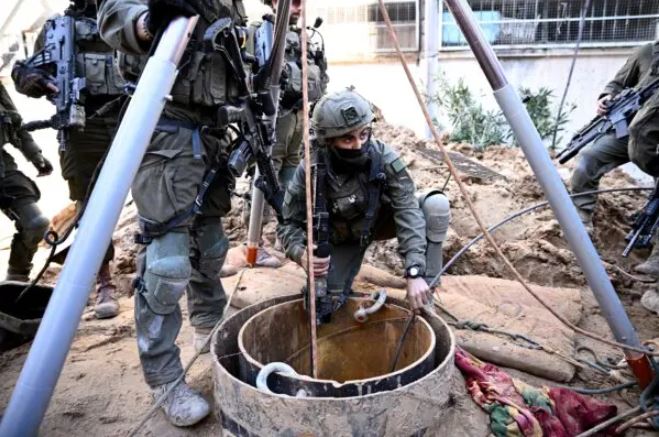 Soldados israelíes utilizan una cámara para inspeccionar lo que los militares describieron como un túnel del comando de Hamás que discurre en parte bajo la sede de la UNRWA en la Franja de Gaza, el 8 de febrero de 2024. (Dylan Martinez/Reuters)