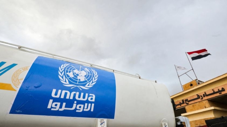 Un camión marcado con el logotipo de la Agencia de Naciones Unidas para los Refugiados Palestinos en el Medio Oriente (UNRWA) cruza a Egipto desde Gaza por el paso fronterizo de Rafah durante una tregua temporal entre Hamás e Israel, el 27 de noviembre de 2023. (Amr Abdallah Dalsh/Reuters)